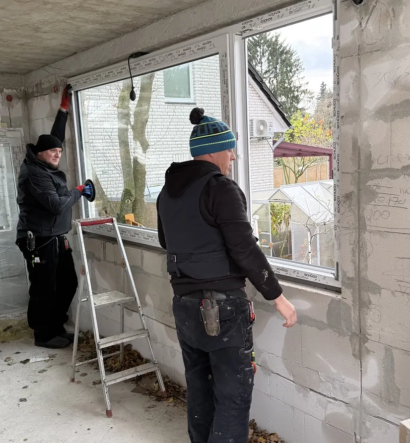 Beste Häuser Team bei der Fenstermontage